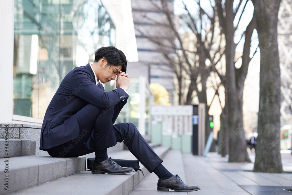 不安で悩む日本人男性ビジネスマン