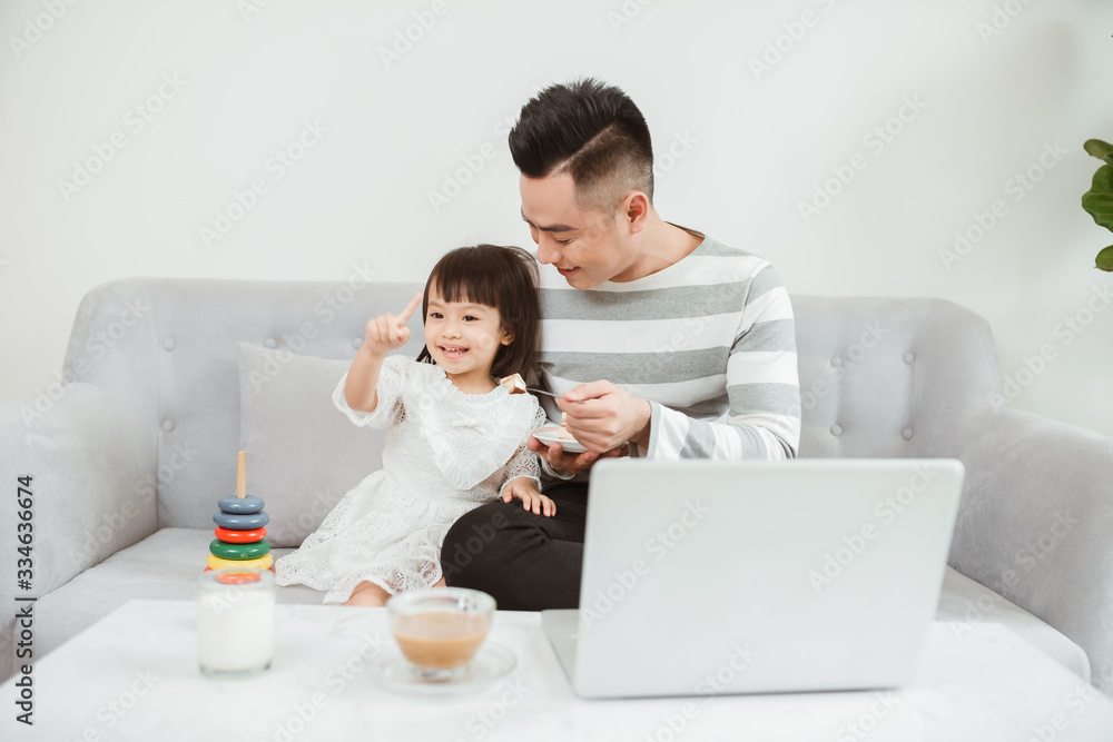 美味的早餐。爸爸给体贴的小女儿美味的饼干，他们坐着吃早餐