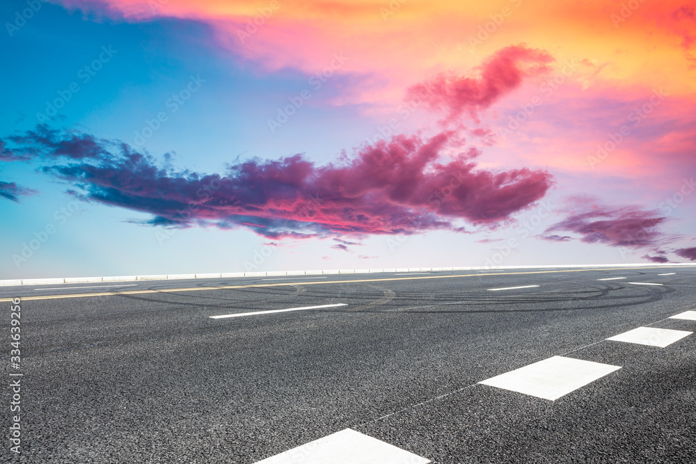 沥青公路和天空日落的云彩景观。