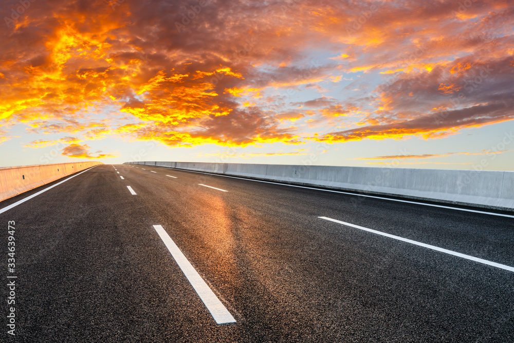 沥青公路和天空日落的云彩景观。