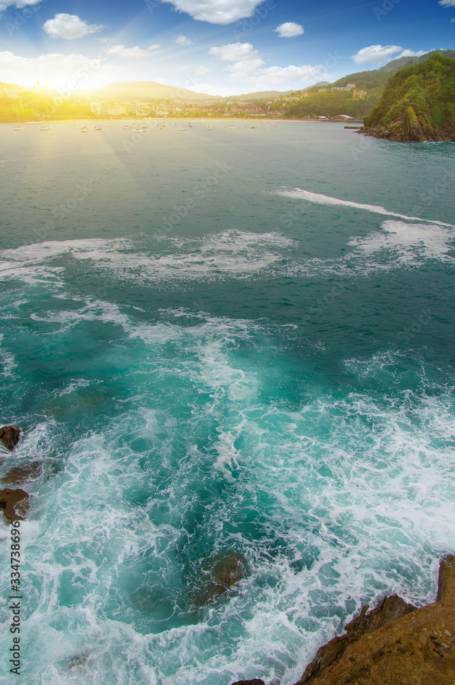 海浪冲击海湾岩石