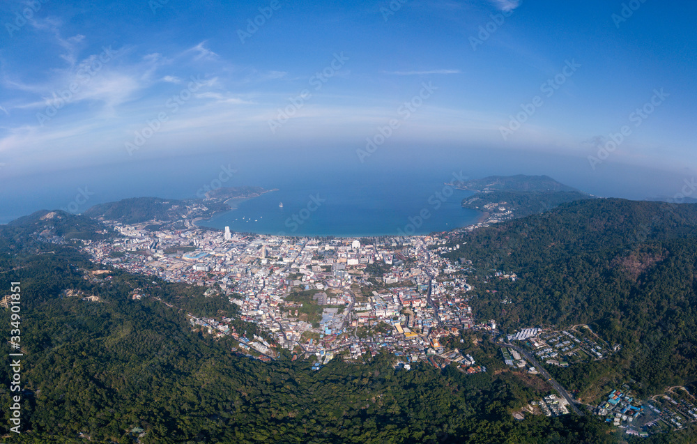 普吉岛巴东的超宽全景。海湾和被山包围的城市的鸟瞰图