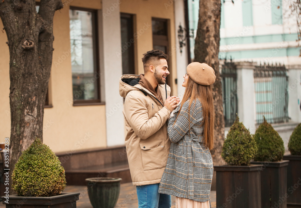 幸福的年轻夫妇在户外散步的肖像