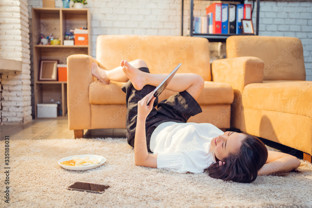 Asian woman She works from home, relax, uses social Follow the news and relax.