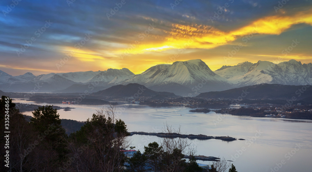 挪威，日出美丽的挪威海上的阿勒松市风光