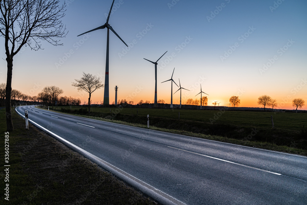 Straße zum Sonnenuntergang