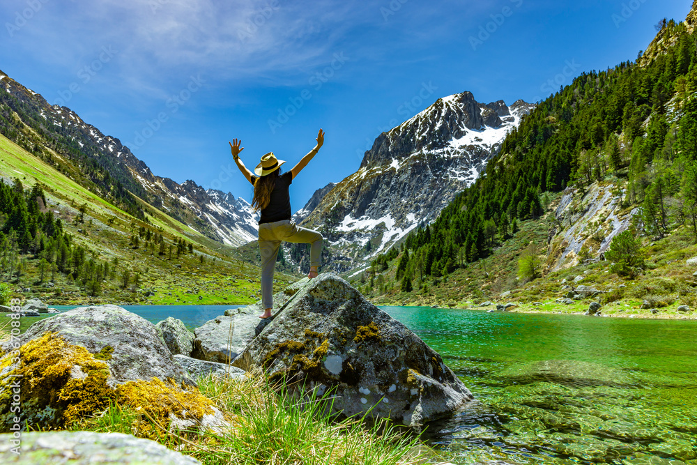 Frau auf einem Felsen an einem Bergsee