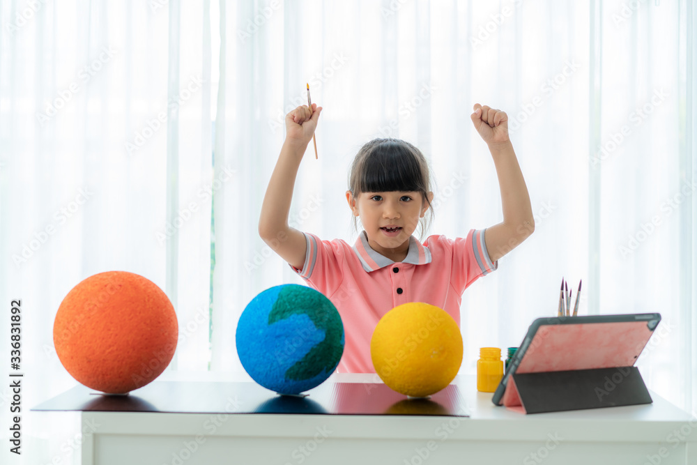 亚洲小学生举起手臂成功绘制太阳系模型学习太阳系