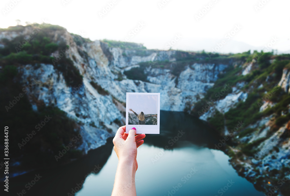 年轻女性旅行者之旅概念