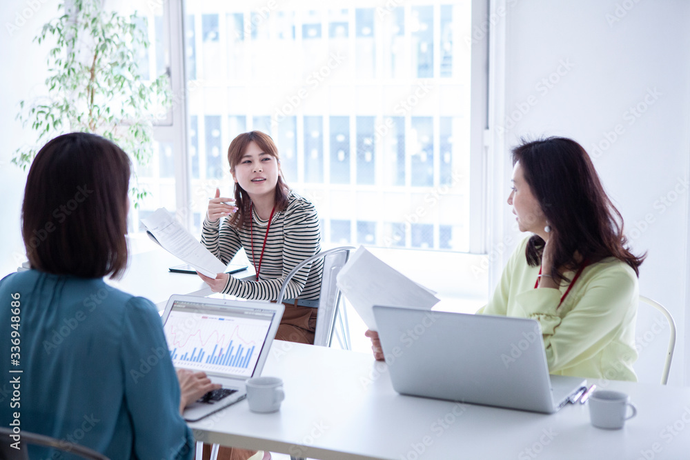 女性が活躍するオフィス