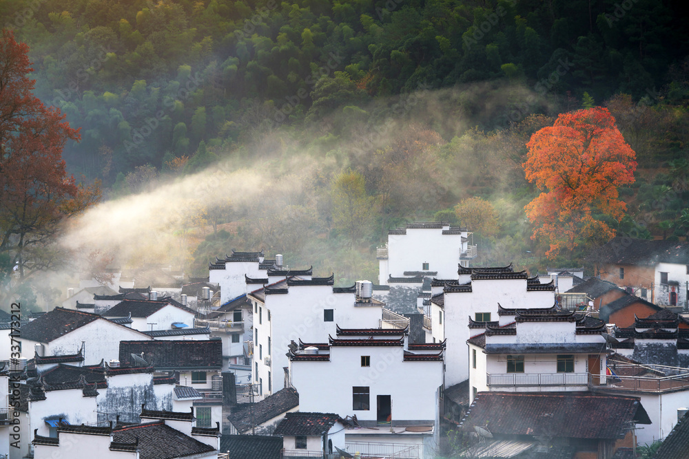 晨雾笼罩着中国江西省婺源县安徽建筑的民居。