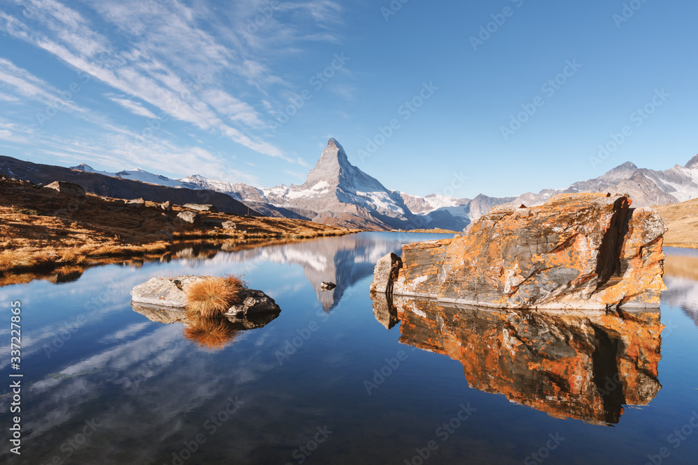 Stellise湖上风景如画，日出色彩缤纷。雪峰Matterhorn Cervino带re