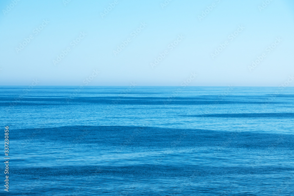 海水和蓝天抽象背景。海水纹理特写