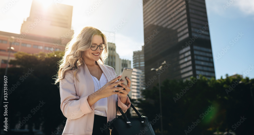 女商人上下班时发短信