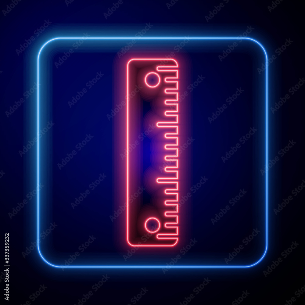 蓝色背景上隔离的发光霓虹标尺图标。斜视符号。矢量插图