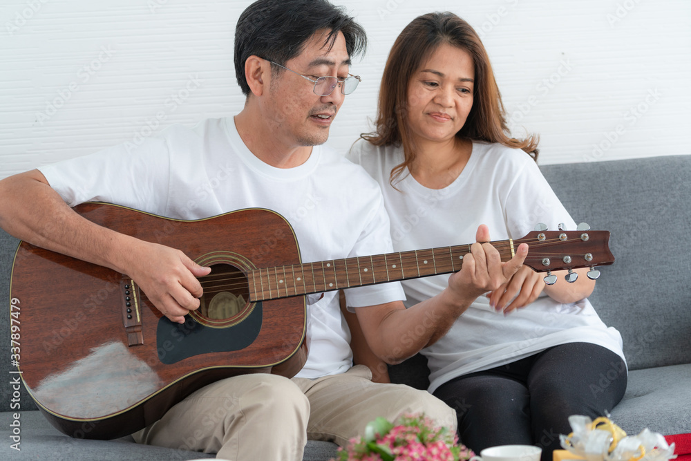 幸福的亚洲老年夫妇在家度过美好时光。老年人退休，健康的公民老年