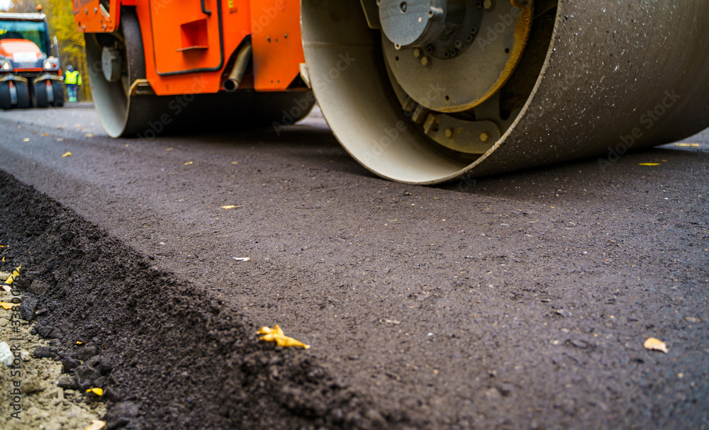 沥青路面工程中的重型振动压路机。道路修复。选择性聚焦，裁剪照片。Ne