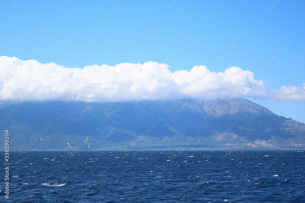 从渡轮上欣赏Samothraki岛的景色-Saos山和海岸线的海景