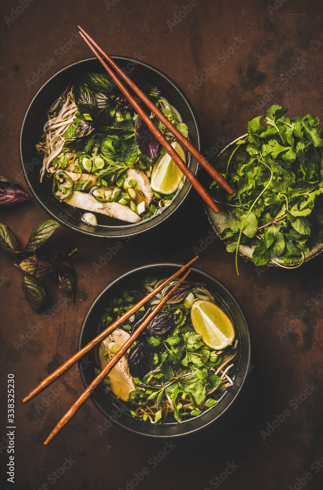 亚洲美食午餐。越南米粉鸡汤Pho Ga配香菜、豆芽