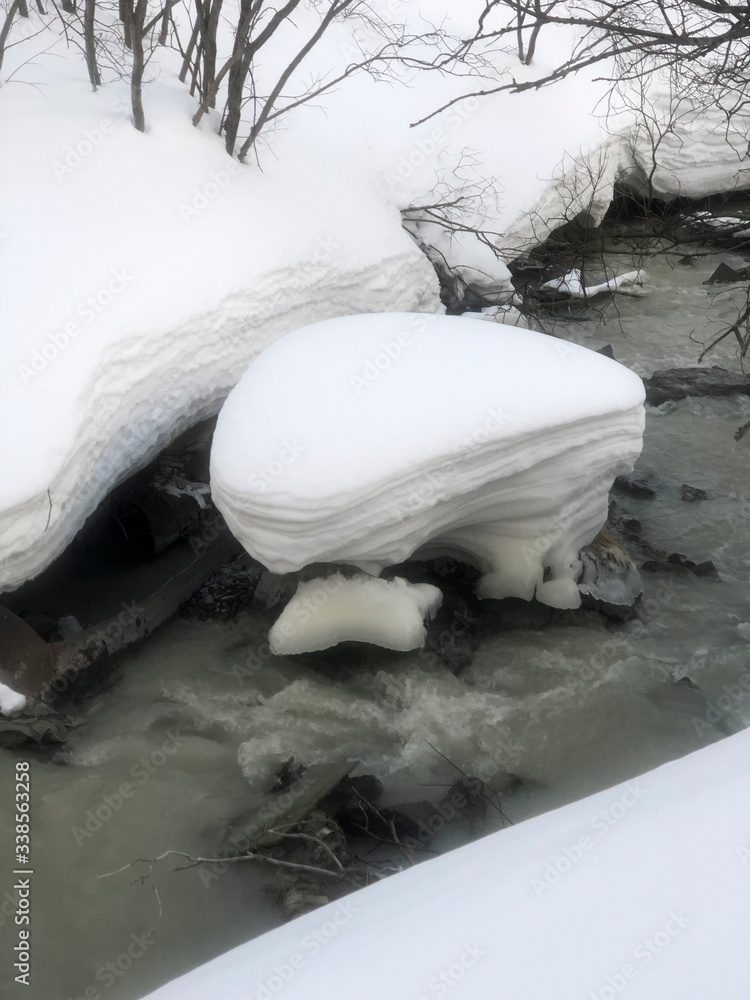 白雪皑皑的河岸。厚厚的一层雪