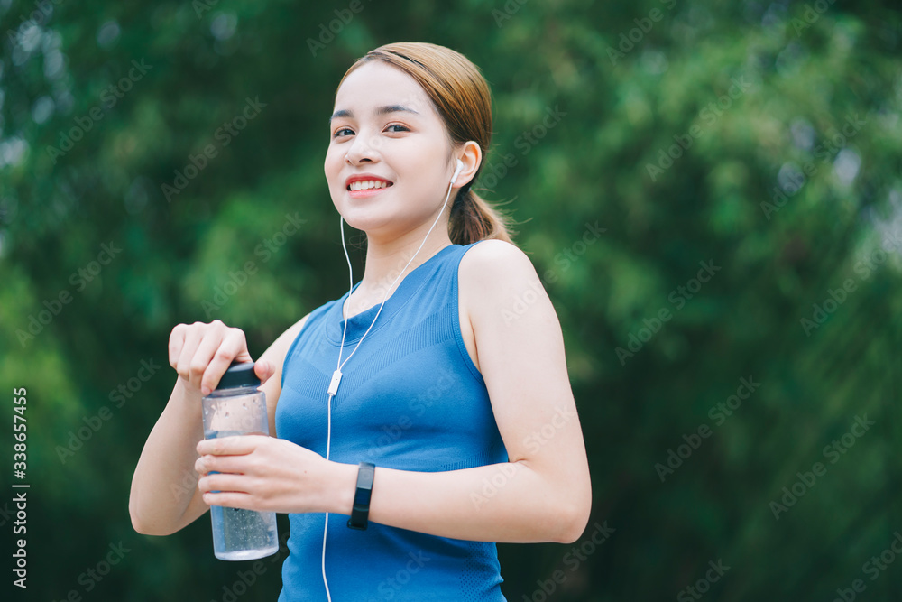 一位亚洲女性在公园锻炼