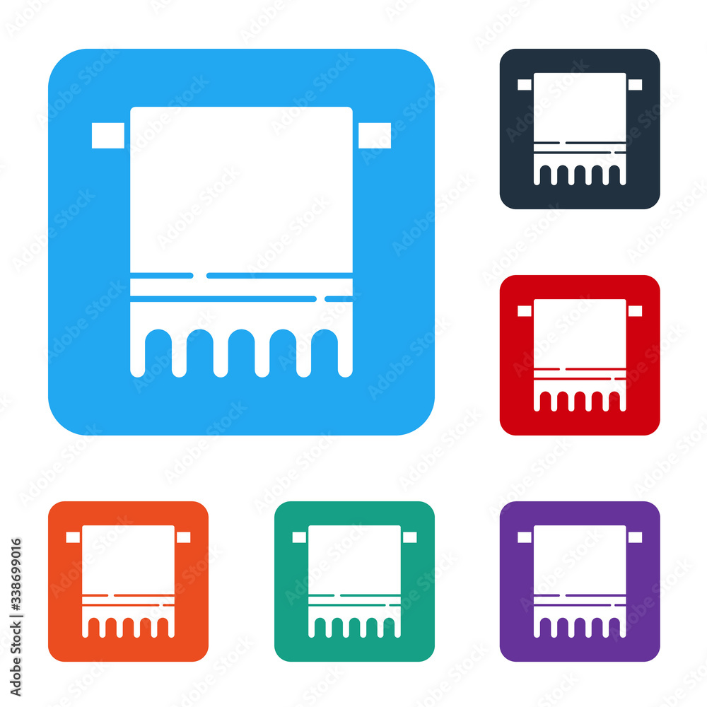 白色背景上隔离的衣架上的白色毛巾图标。浴室毛巾图标。将图标设置为s色