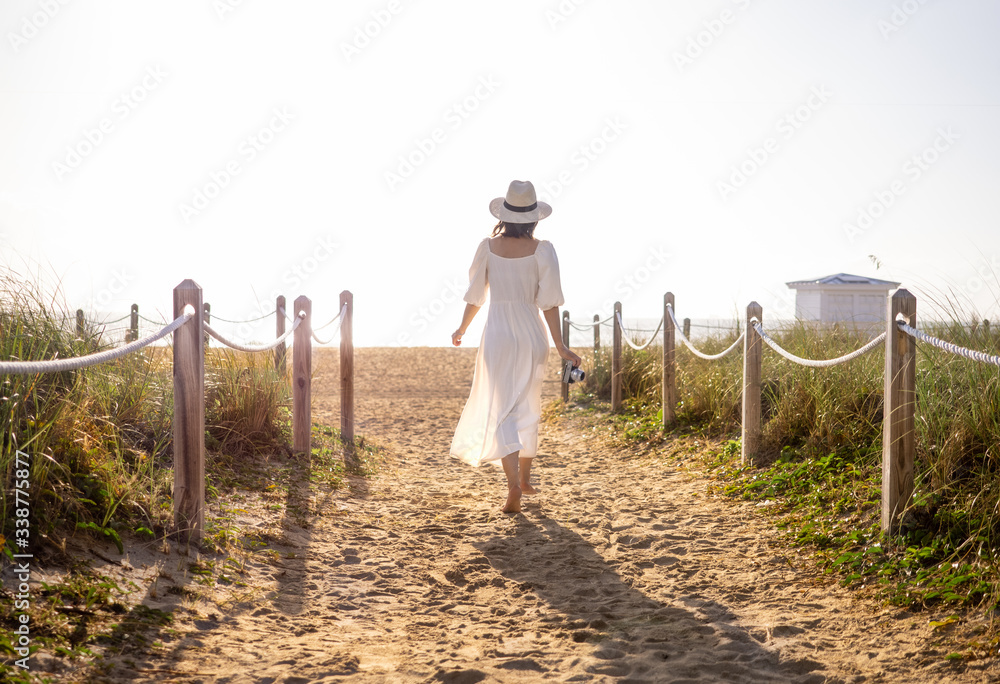 海滩上的年轻女人。迈阿密