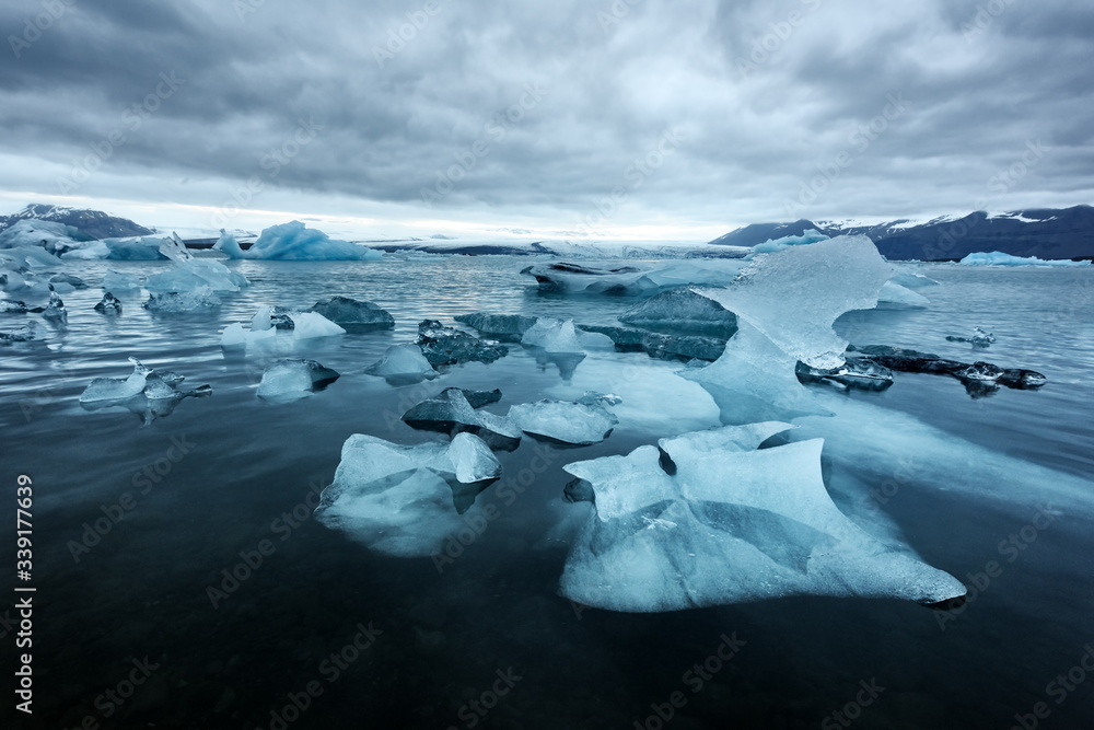 冰岛Jokulsarlon冰川泻湖中漂浮冰山的令人难以置信的夜晚景观