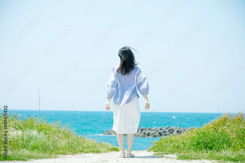 女性　夏　海