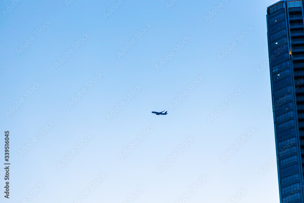 東京の夕暮れの空と飛行機