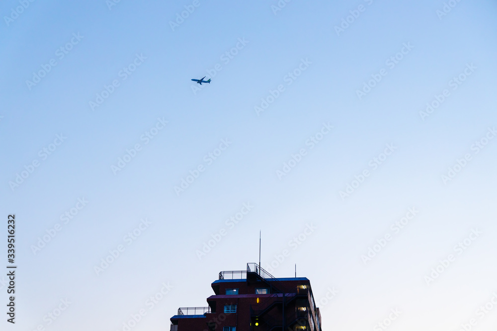 東京の夕暮れの空と飛行機