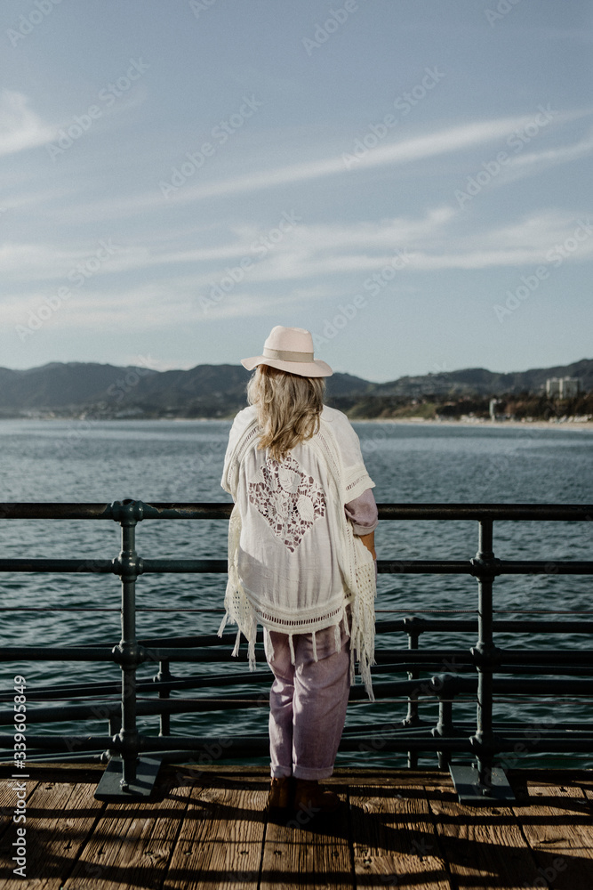 海边的女人望向地平线