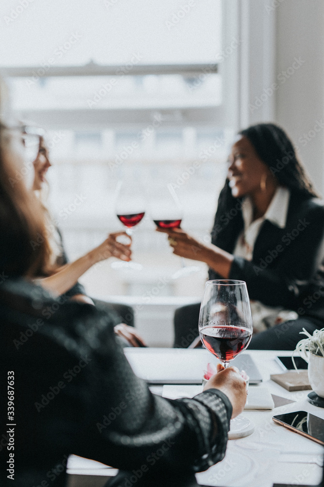 妇女用葡萄酒庆祝