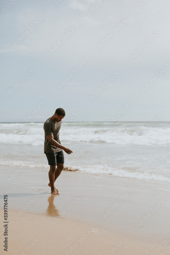 海滩上的顽皮男人