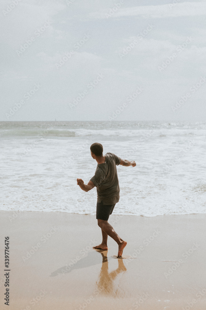 海滩上的顽皮男人