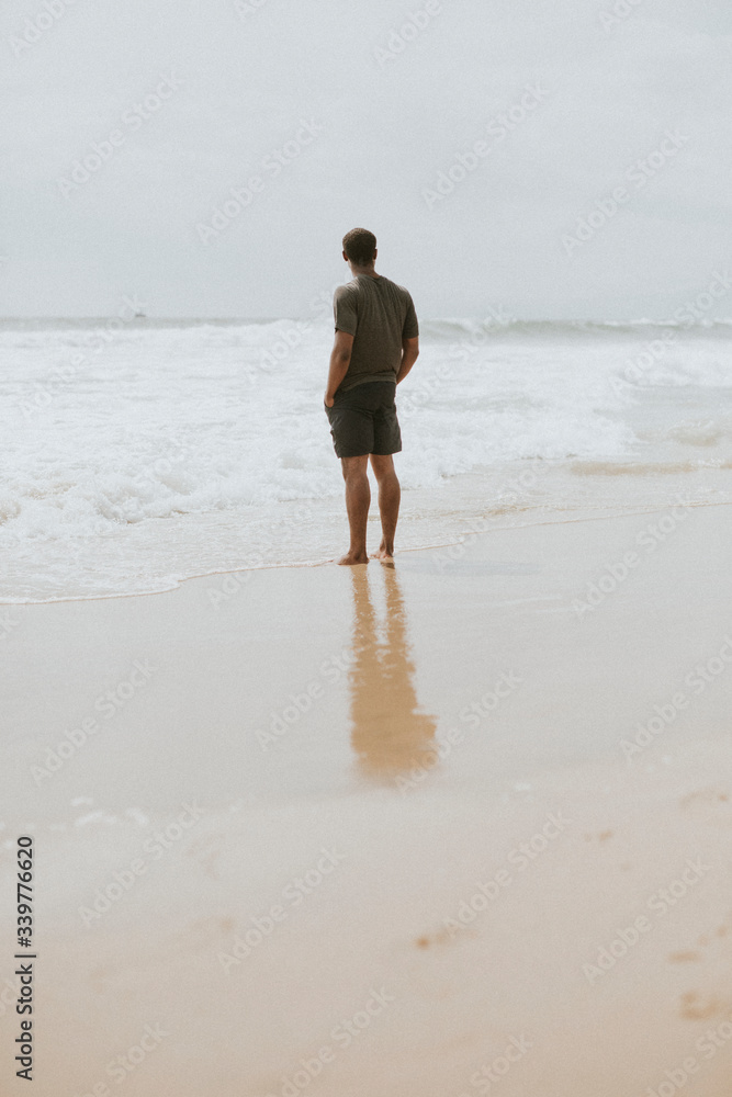 海滩上体贴的男人