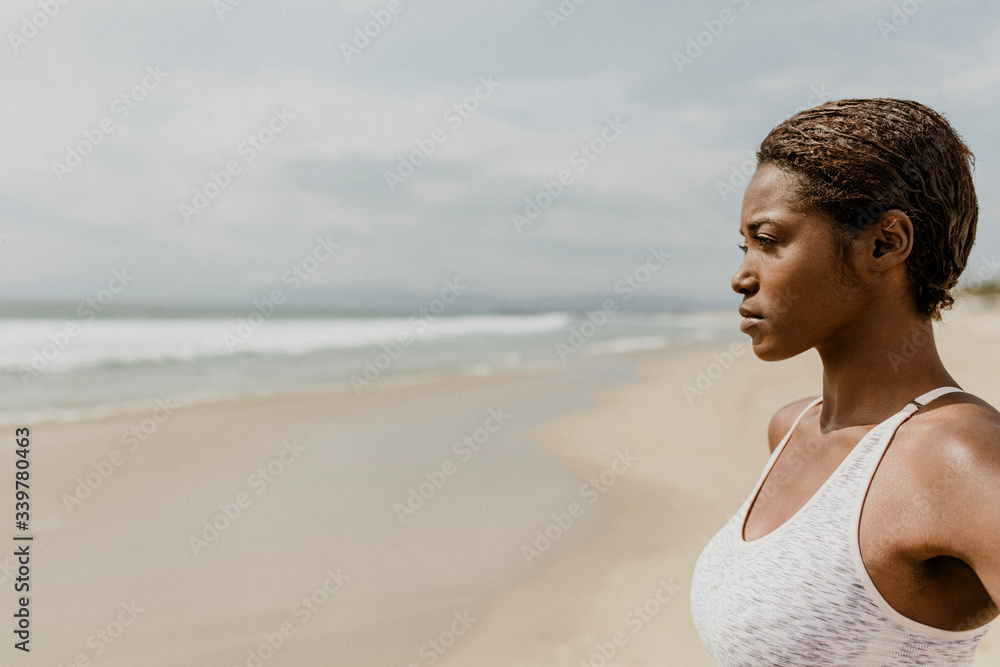 活跃的女人在海滩上摆姿势