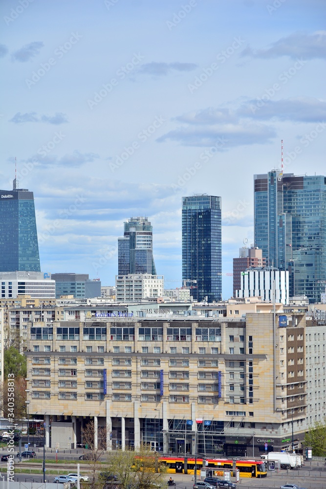 现代摩天大楼和城市建筑的鸟瞰图。