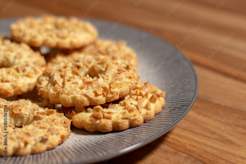 顶部有碎花生的紫貂饼干