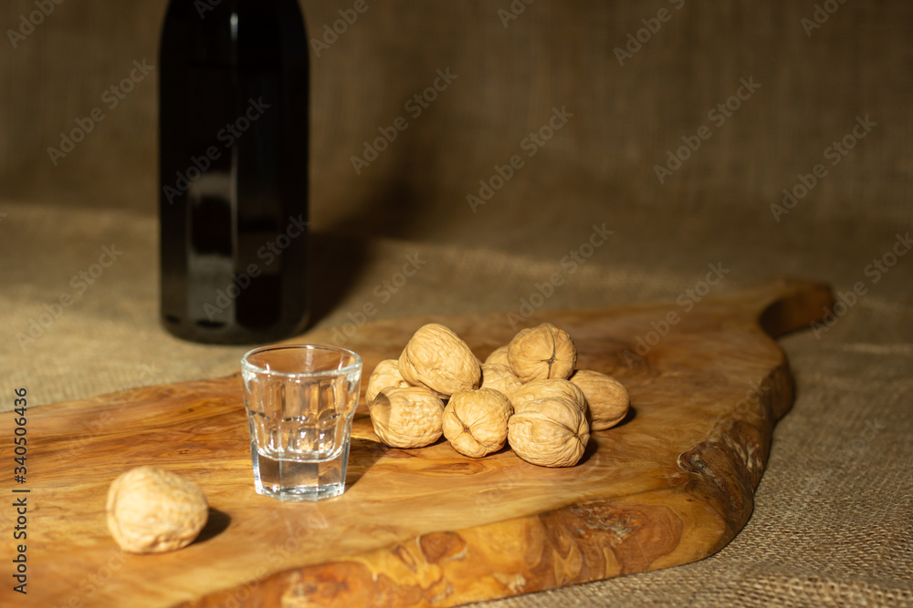 装核桃的空杯子和一瓶核桃利口酒