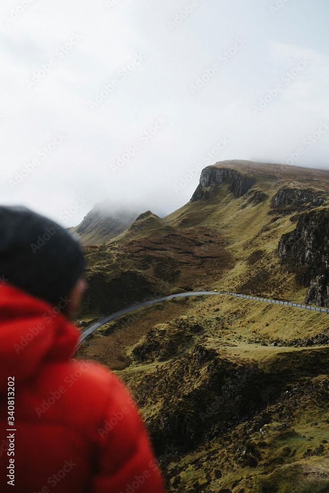 穿着红色夹克的徒步旅行者