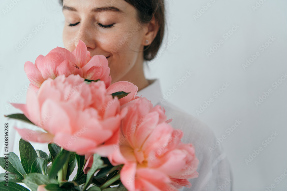 手捧鲜花的女人