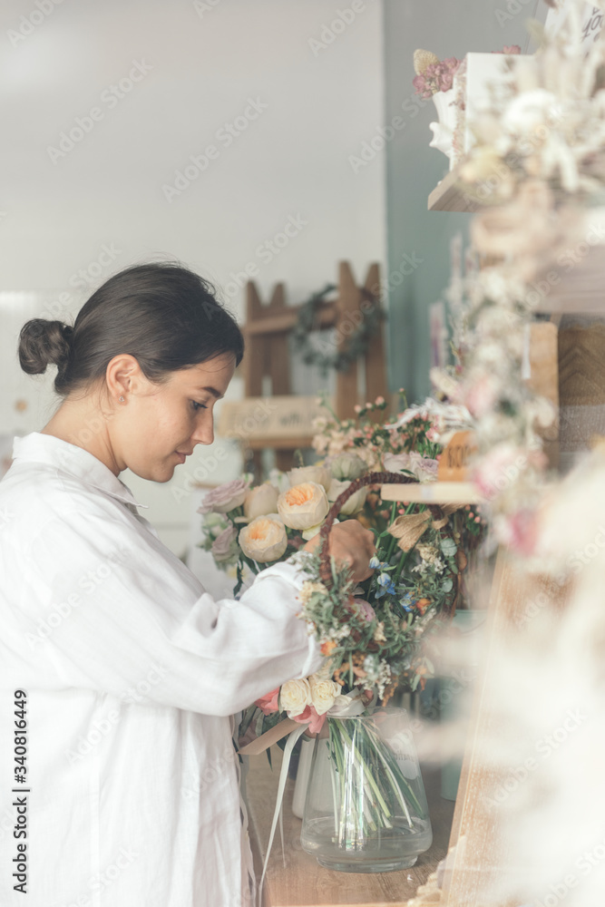 插花的女人