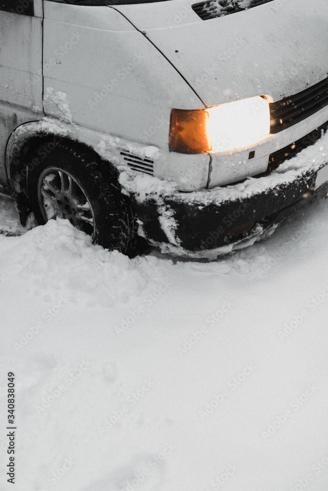 雪地里的面包车