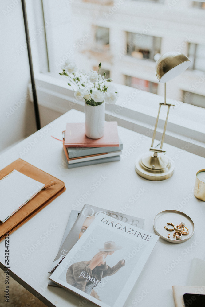 Feminine table with magazines