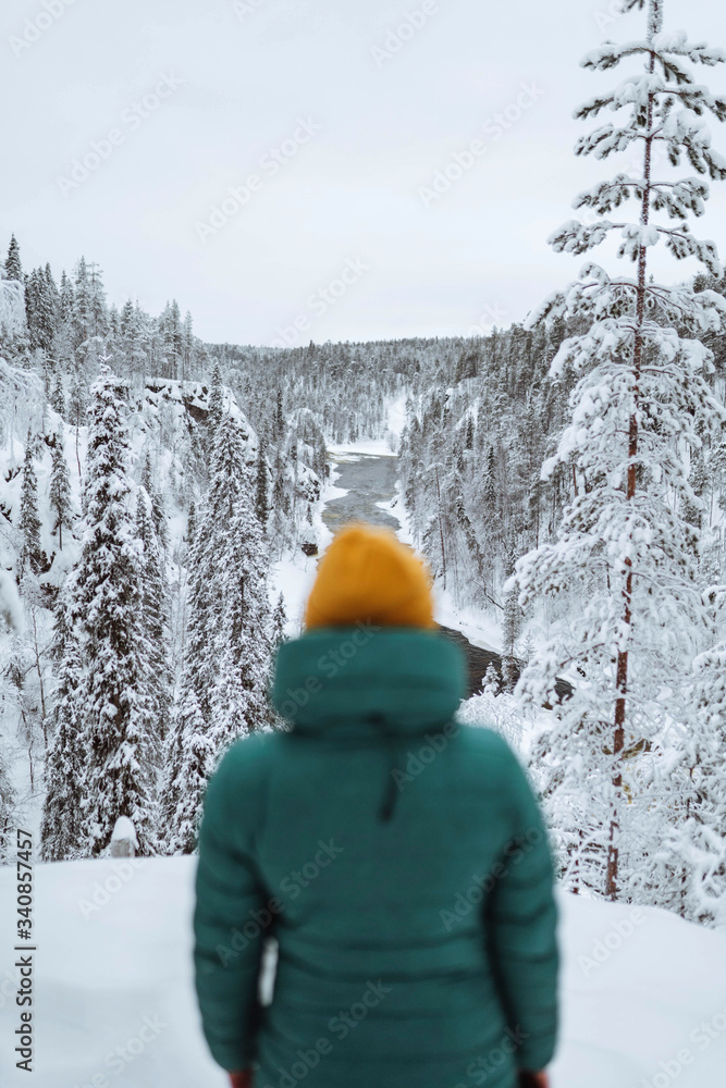 徒步旅行者眺望雪景