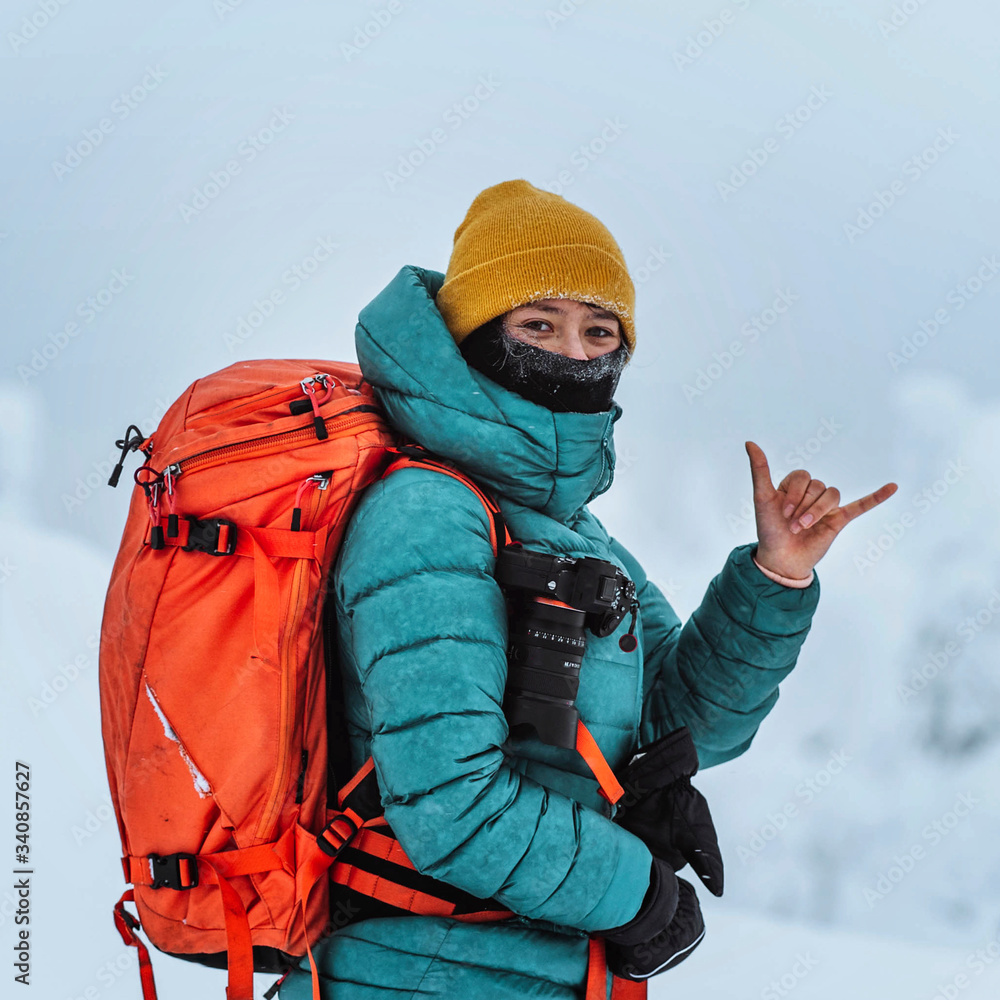 风景摄影师在雪地里做沙卡标志