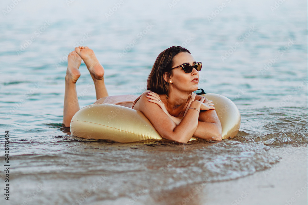 漂浮在海洋中的女孩