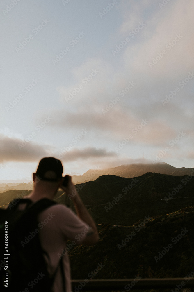 加利福尼亚州的男性旅行摄影师