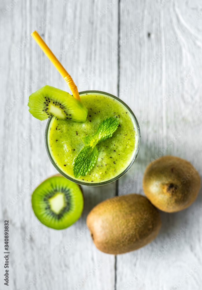 Healthy kiwi smoothie summer recipe